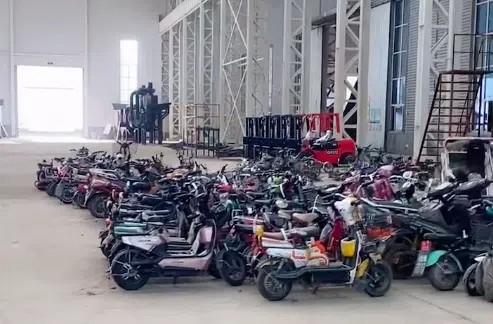 龍門剪在對報(bào)廢電動車架進(jìn)行剪切
